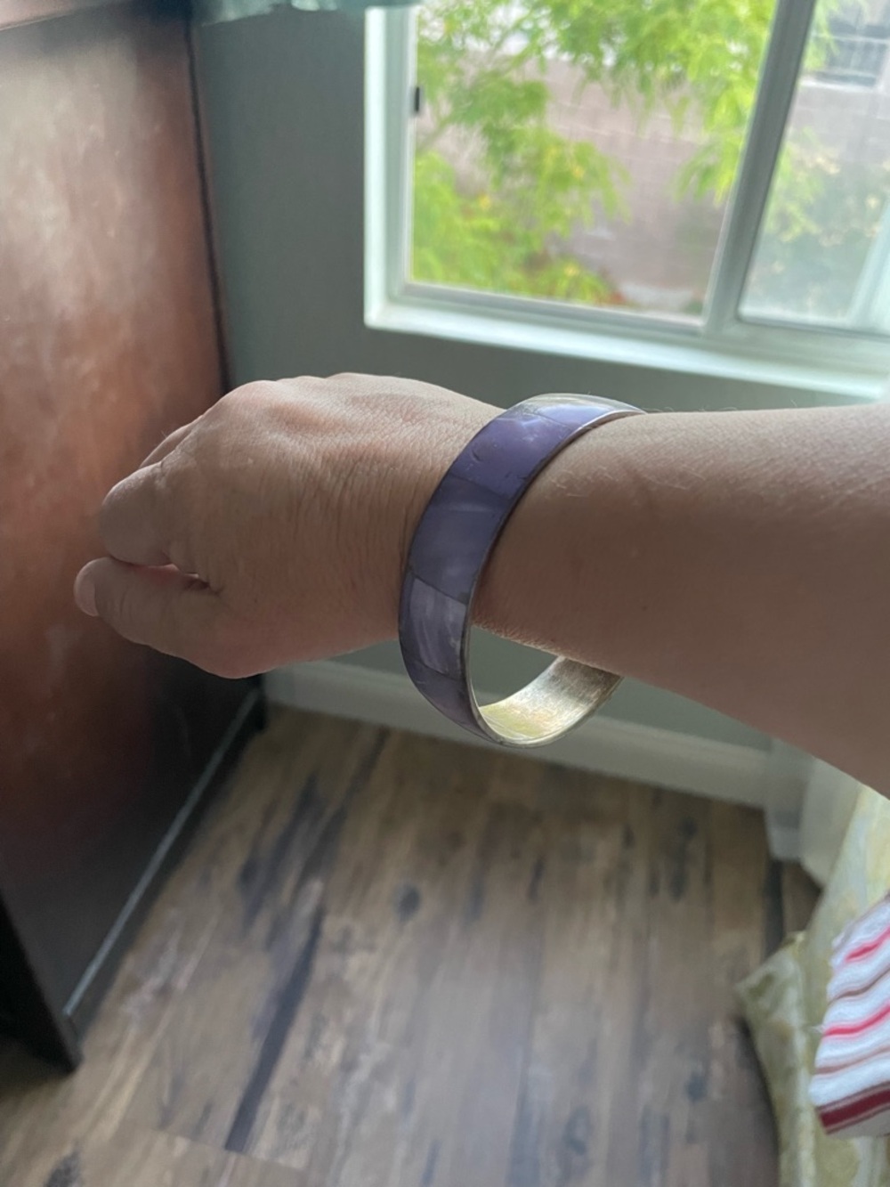 Vintage brass bangle with purple mother of pearl inlay - Picture 7 of 7